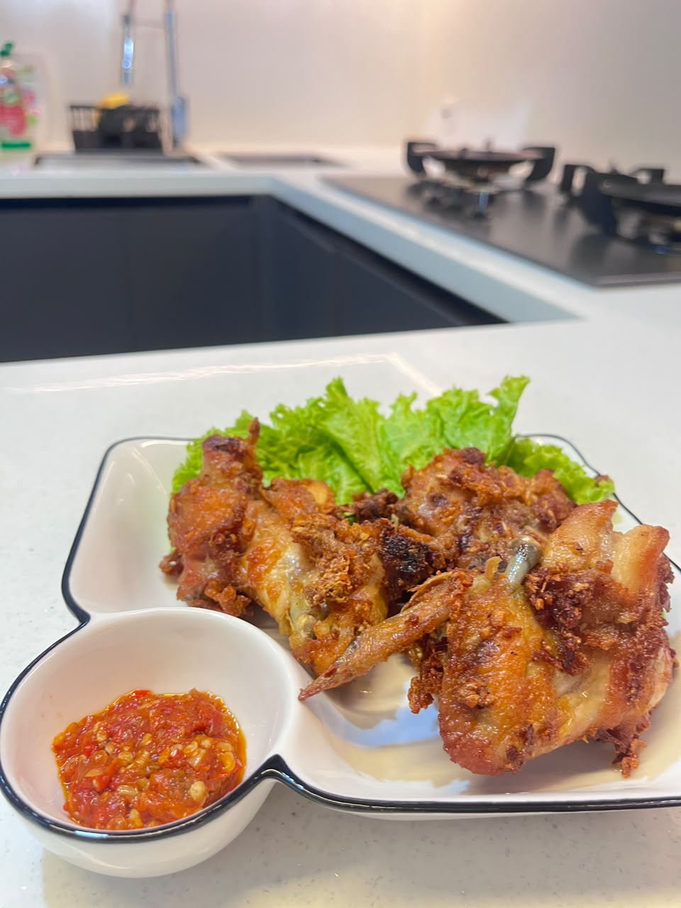 Porsi ayam goreng bawang putih Ayam Arunika